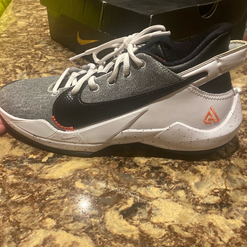 nike gender neutral size 7y (8.7 woman's, 7 men's)